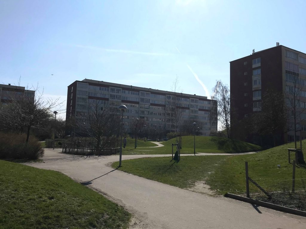 Brick buildings with apartments, cycle paths and lawns. Photo.